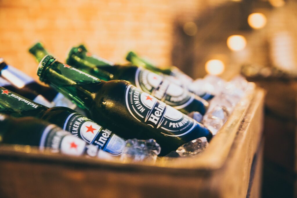 Η Heineken επέστρεψε στα κέρδη αλλά ο πληθωρισμός την απειλεί