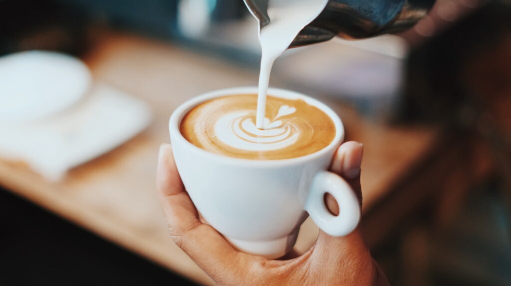 Ντεκαφεϊνέ: Όσα πρέπει να γνωρίζετε πριν απαρνηθείτε την καφεΐνη