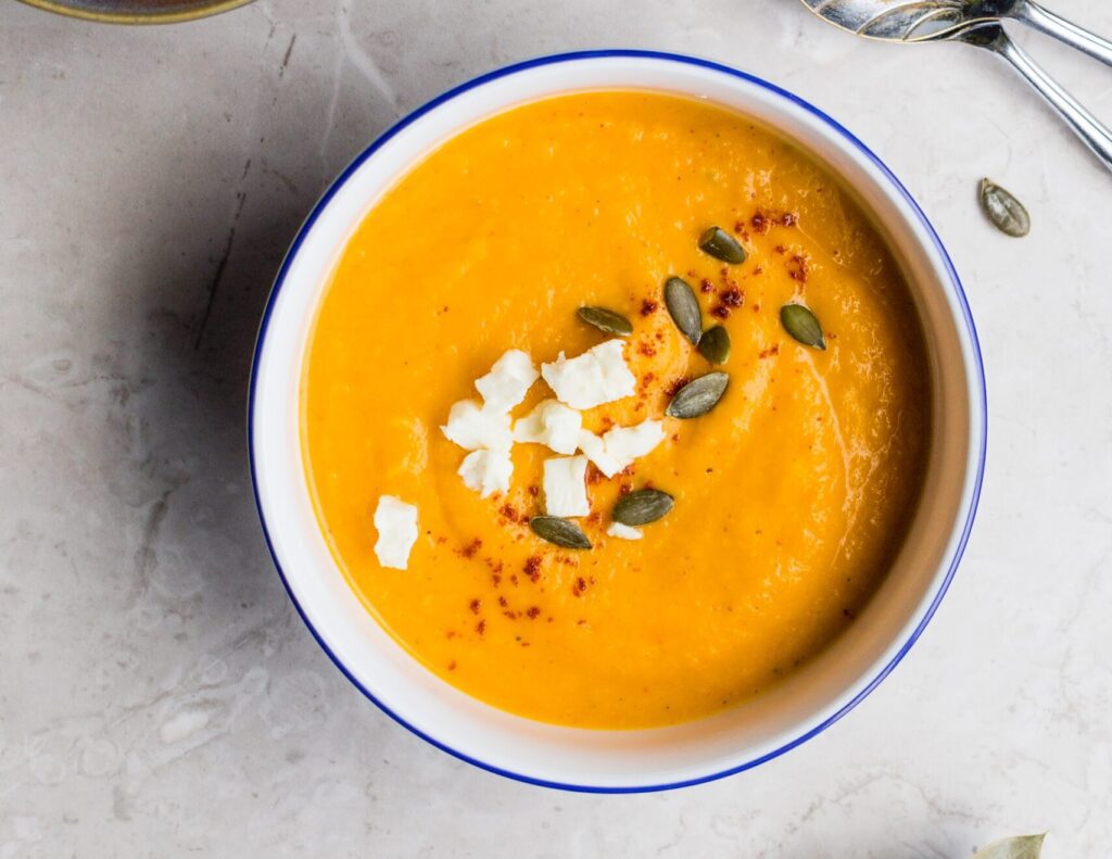 Συνταγή για θρεπτική σούπα βελουτέ με καρότο και ντομάτα