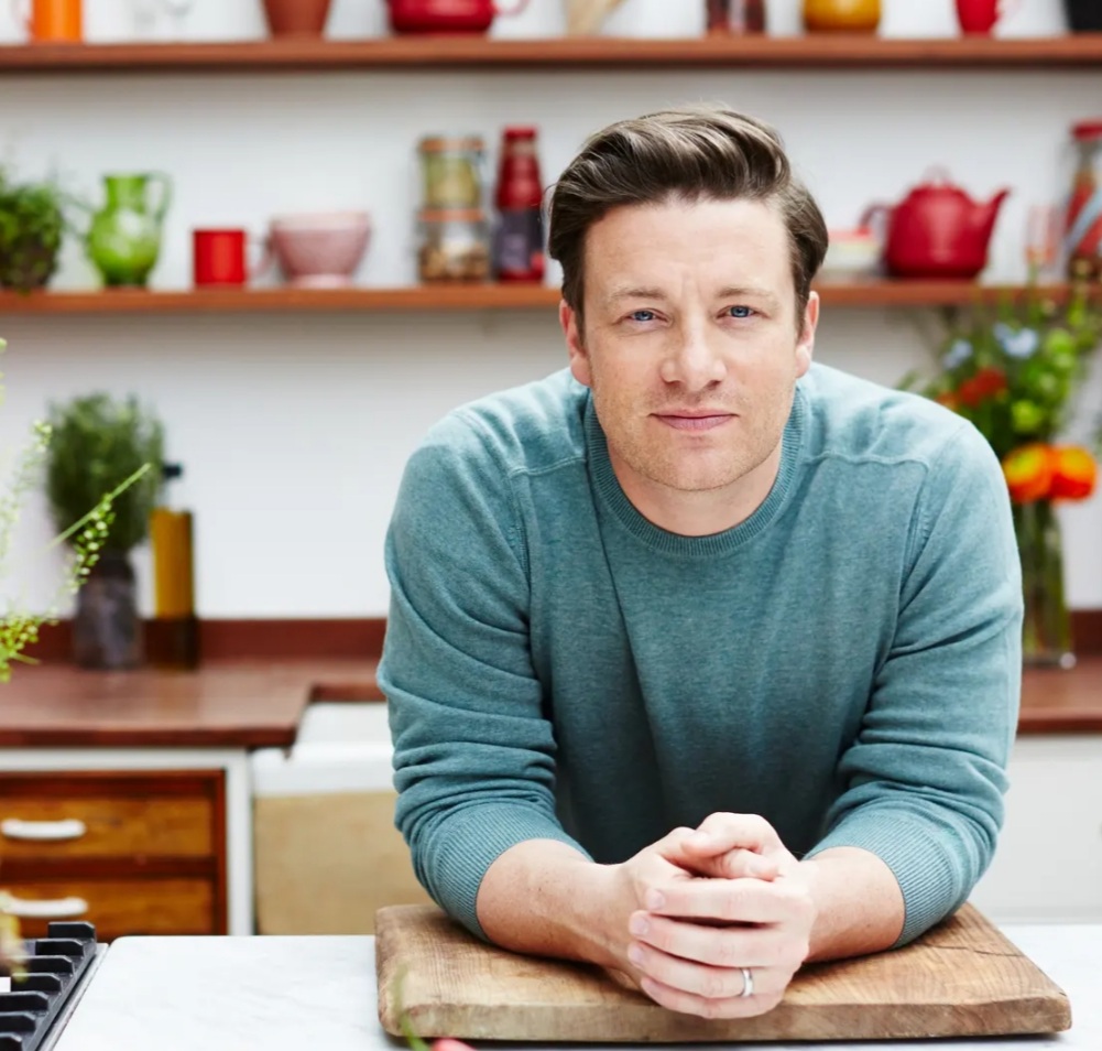 Jamie Oliver: Έγραψε το πρώτο βιβλίο μαγειρικής σε πακέτο τσιγάρων