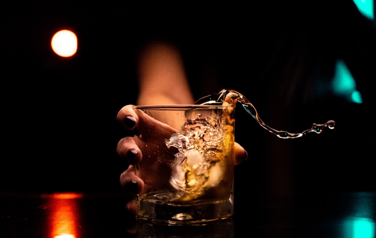 Εντοπίστηκαν 4 παράνομα εμφιαλωτήρια νοθευμένων ποτών στην Αττική