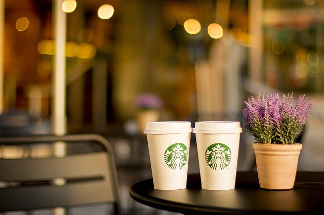 Starbucks: Η γνωστή αλυσίδα κάνει στροφή στα vegan προϊόντα