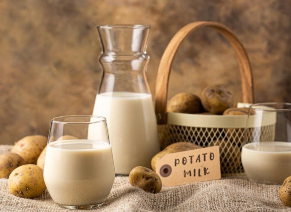 Γάλα Πατάτας: Το συμβατικό προϊόν “μεταμορφώνεται” και γίνεται το απόλυτο food trend του 2022