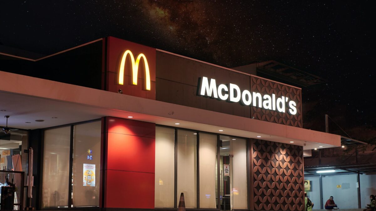 Ανοίγουν ξανά τα McDonald’s στην Ουκρανία