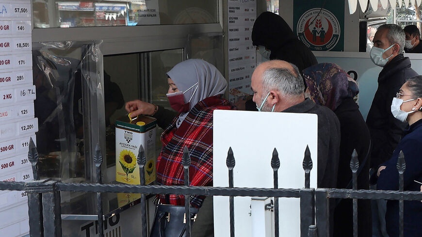 Οι Τούρκοι τρέχουν να αγοράσουν ηλιέλαιο