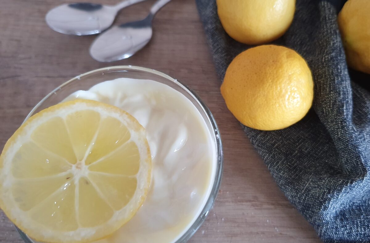 Φτιάξτε αυτήν την απίστευτα ελαφριά συνταγή για mousse λεμονιού μέσα σε λίγα λεπτά, με μόλις 4 υλικά!