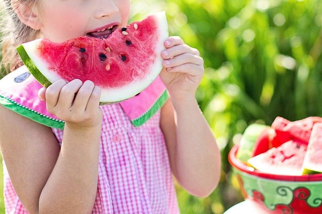 Έρευνα: Η κατανάλωση περισσότερων μερίδων φρούτων συμβάλλει στην ψυχική ευεξία των παιδιών