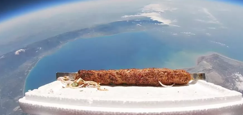 Το κεμπάπ που «πέταξε» στα 35.000 μέτρα πάνω από την γη