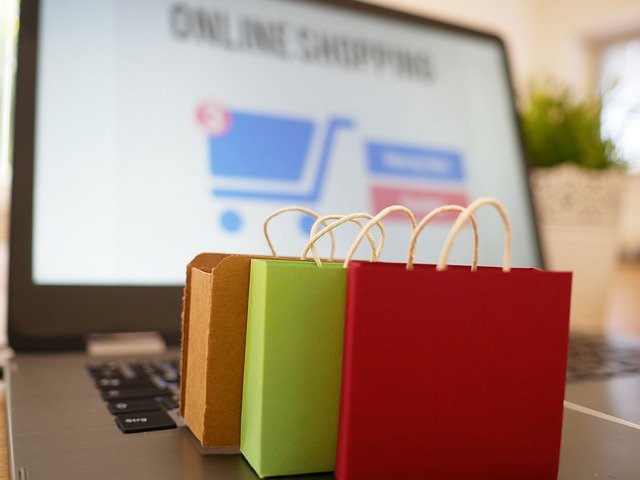 Λιγότερες online δαπάνες θα κάνουν φέτος οι καταναλωτές