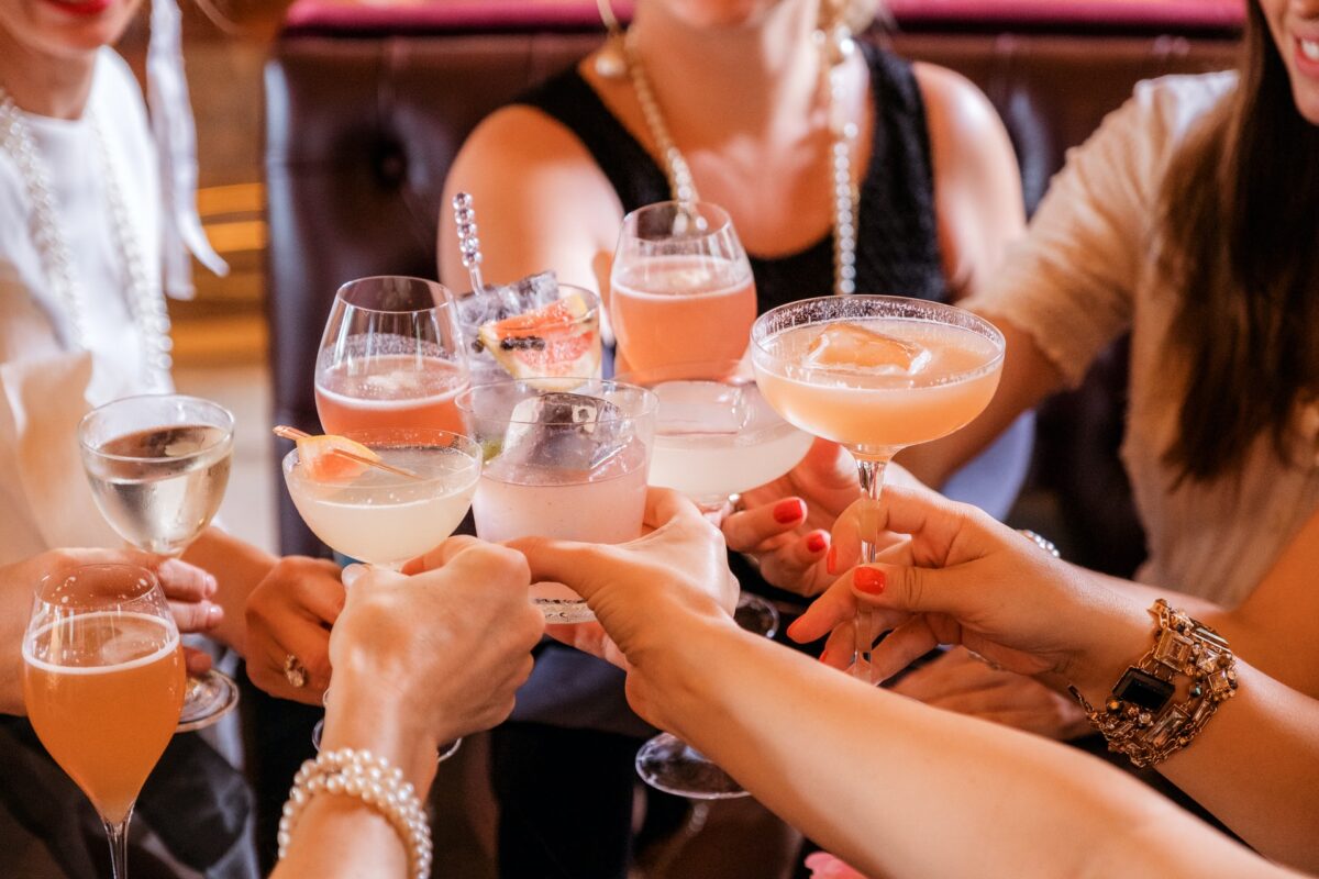 Τι πίνουν οι Ευρωπαίοι στα μπαρ; Αυτά είναι τα 5 πιο δημοφιλή κοκτέιλ
