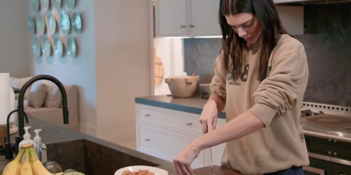 Η Kendall Jenner προσπαθεί να κόψει ένα αγγούρι αλλά δεν τα καταφέρνει (Βίντεο)