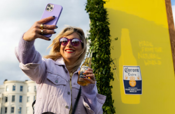 Corona διαφημιστική πινακίδα