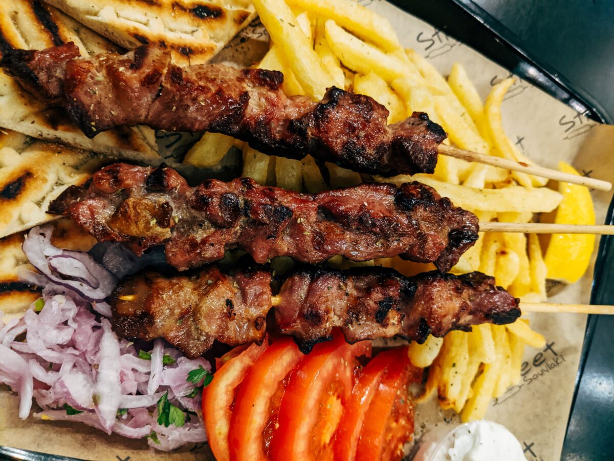 “Μινωικό” σουβλάκι σερβίρεται σε εστιατόριο της Κρήτης