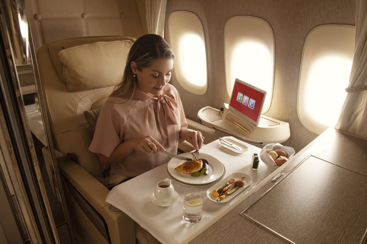 Η Emirates διακρίθηκε για τις καλύτερες γαστρονομικές υπηρεσίες εν πτήσει στα 2022 APEX Regional Passenger Choice Awards