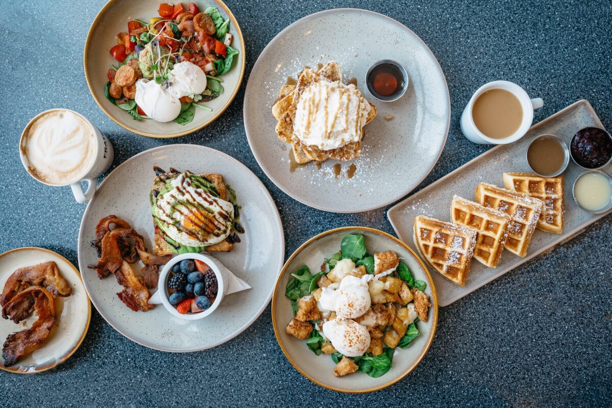 Οι ομορφότερες καλοκαιρινές αυλές για brunch στην Αθήνα