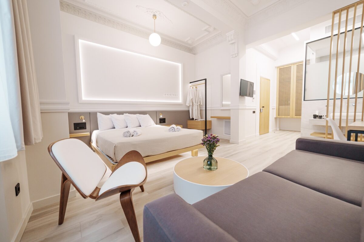 Τα Aria Hotels υποδέχονται τους επισκέπτες στο αναπαλαιωμένο νεοκλασικό boutique ξενοδοχείο του Agora Athens Suites