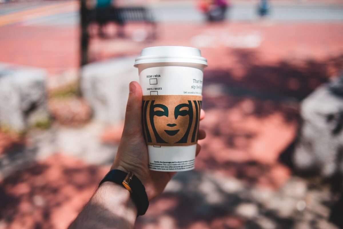 Starbucks: Το διάσημο Pumpkin Spice Latte επέστρεψε και είναι πιο ακριβό από ποτέ!