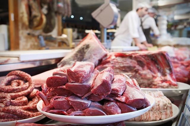 Ακρίβεια: Στο χοιρινό και το κοτόπουλο στρέφονται οι καταναλωτές – Απλησίαστο το βόειο κρέας