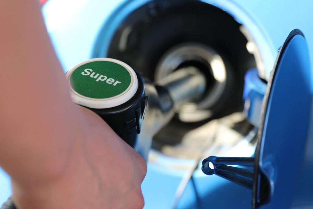Πληθαίνουν οι καταγγελίες για νοθευμένα καύσιμα – Τι μπορεί να προκαλέσουν στα οχήματα