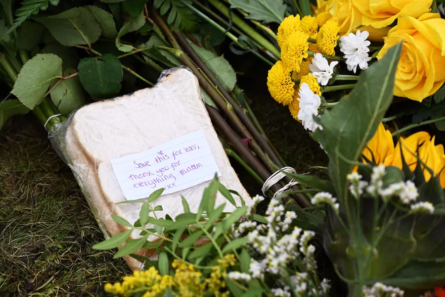 Βασίλισσα Ελισάβετ: Επισκέπτες αφήνουν λουλούδια και σάντουιτς στο Μπάκιγχαμ ως φόρο τιμής