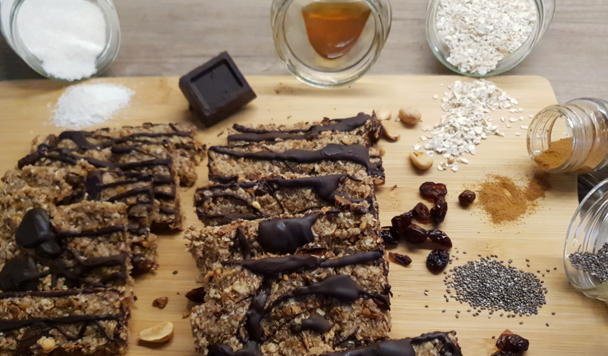 Θρεπτικές και πεντανόστιμες μπάρες βρώμης με μέλι, σοκολάτα και ξηρούς καρπούς