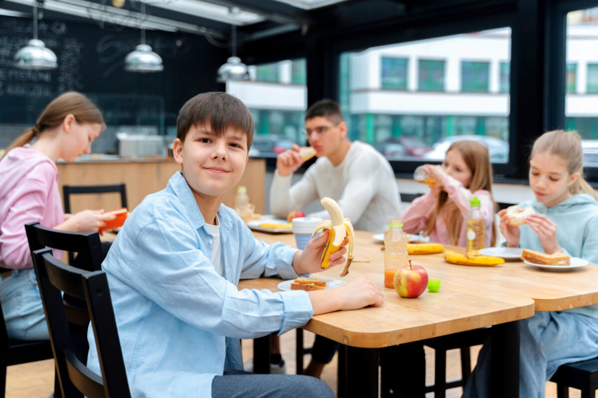 Ξεκίνησε το πρόγραμμα Σχολικών Γευμάτων – Διανομή σε πάνω από 1.600 σχολεία