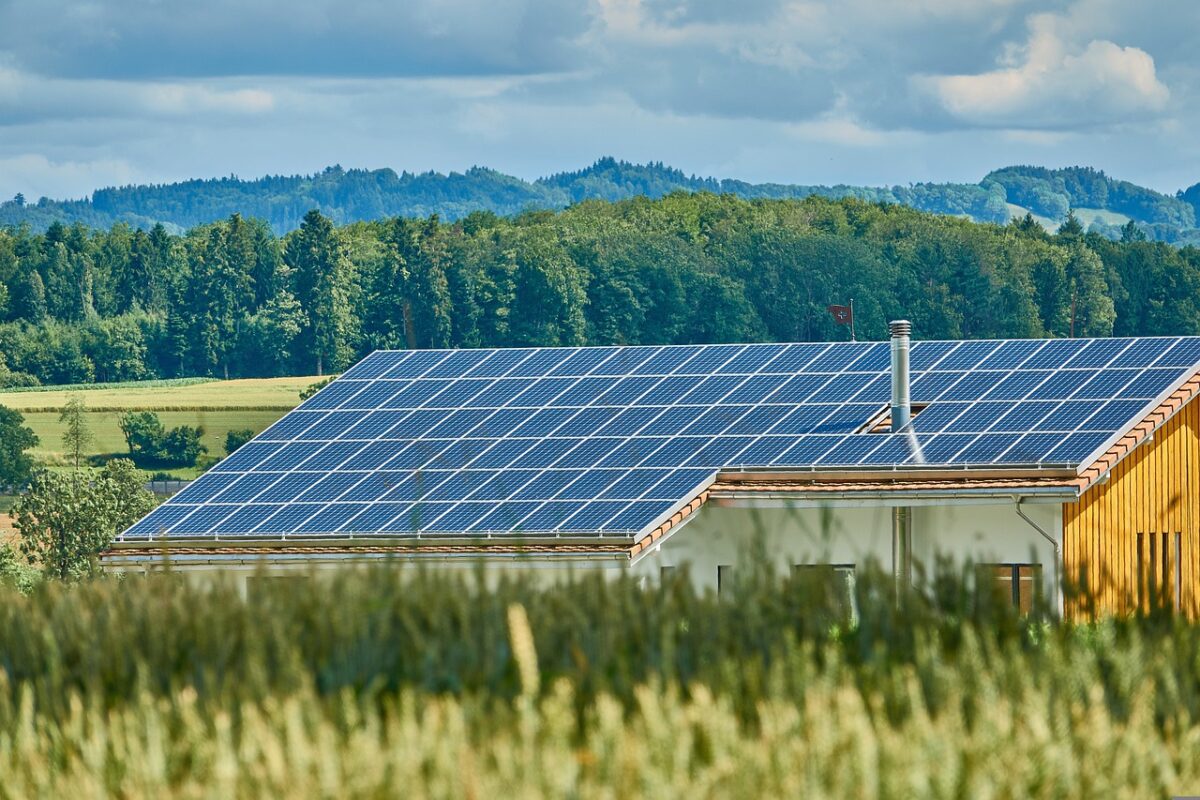 «Αντίδοτο» για το ενεργειακό κόστος οι επενδύσεις στα φωτοβολταϊκά