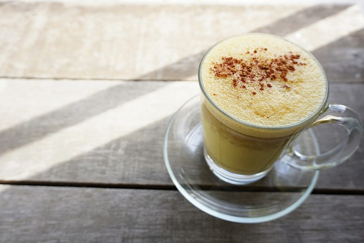 Τι είναι το golden milk και γιατί θα σε πείσει να εγκαταλείψεις τον καφέ