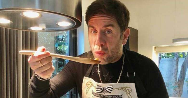 Ο Γιώργος Μαζωνάκης μπαίνει στην κουζίνα και μας μαγειρεύει σούπα με γαλοπούλα και λαχανικά