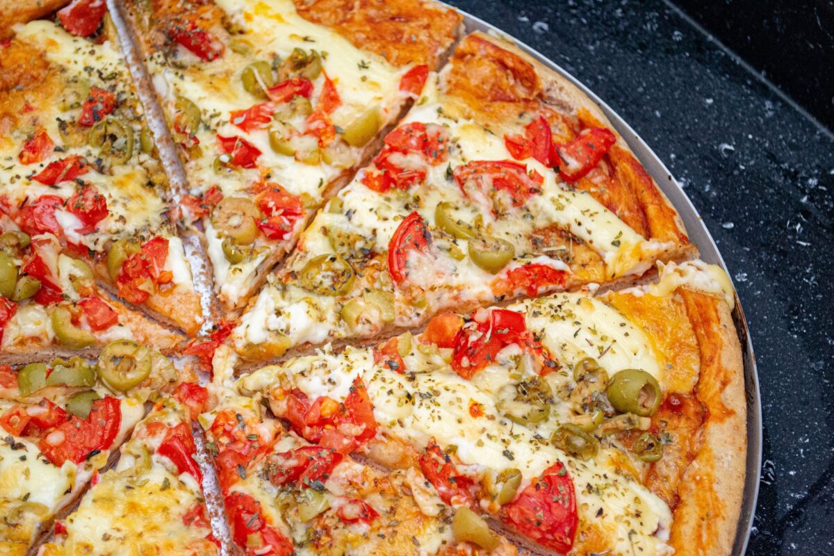 Θεσσαλονίκη: Αυτή η πίτσα ζυγίζει 7 κιλά και σου δίνουν 100 ευρώ εάν καταφέρεις να την φας μαζί με 3 φίλους σου