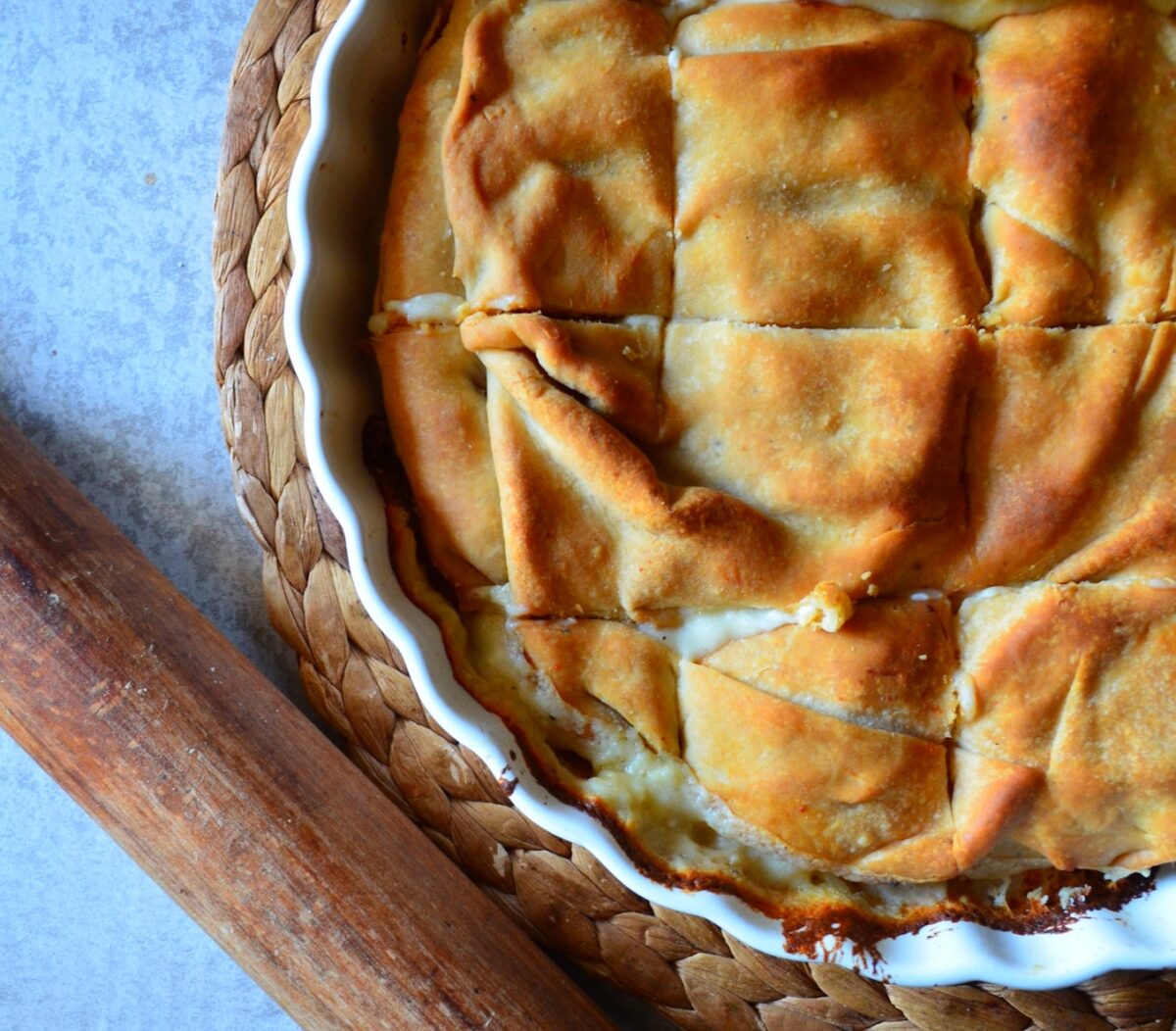 Ζουμερή τυρόπιτα με μπεσαμέλ από την food blogger Nikis Food – ΒΙΝΤΕΟ