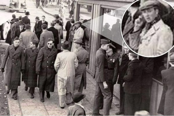Η φωτογραφία με τον “ταξιδιώτη στο χρόνο” που έχει γίνει viral
