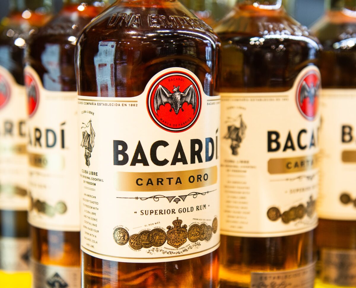 Το Bacardi αφαιρεί τους πλαστικούς εκχυτήρες από τα μπουκάλια του