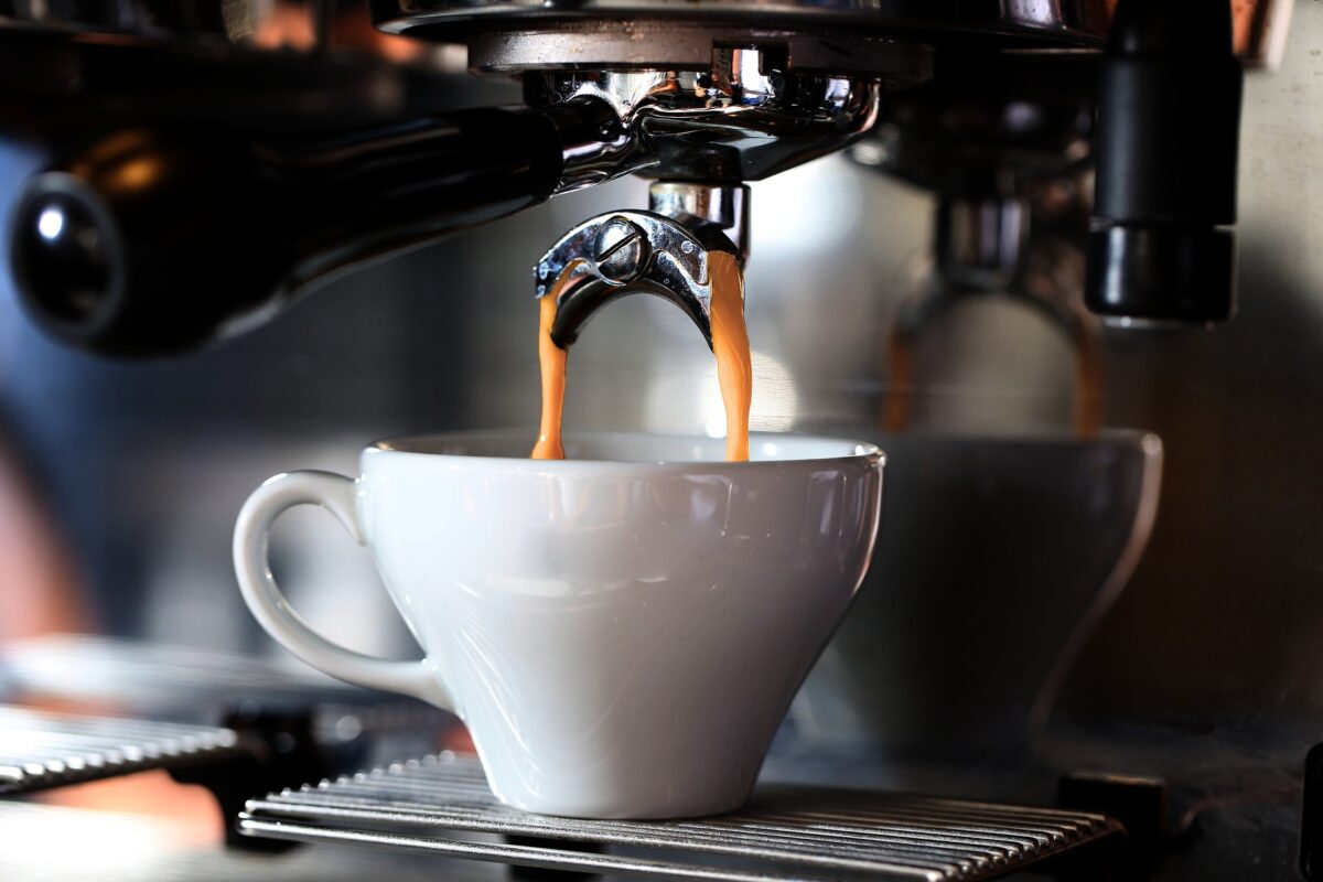 Καφές: Πόσο ακίνδυνος είναι ο ντεκαφεϊνέ – Tι υποστηρίζουν ειδικοί