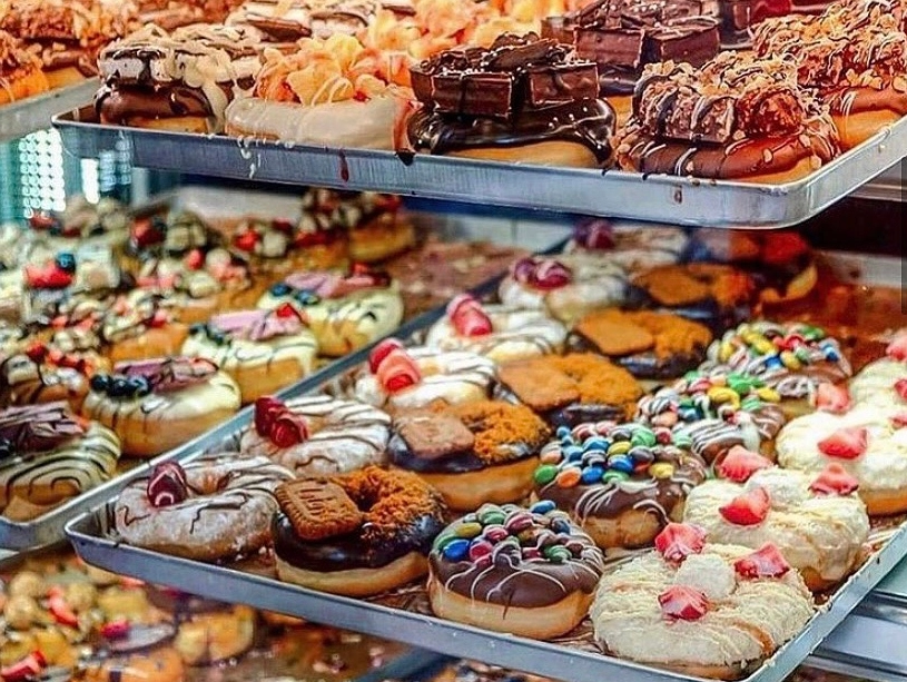 “Royal Donuts”: Τα πιο… βασιλικά donuts ήρθαν και στην Ελλάδα