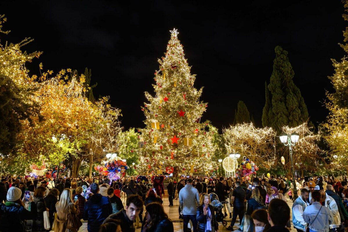 Η χριστουγεννιάτικα στολισμένη Αθήνα μέσα από φωτογραφίες