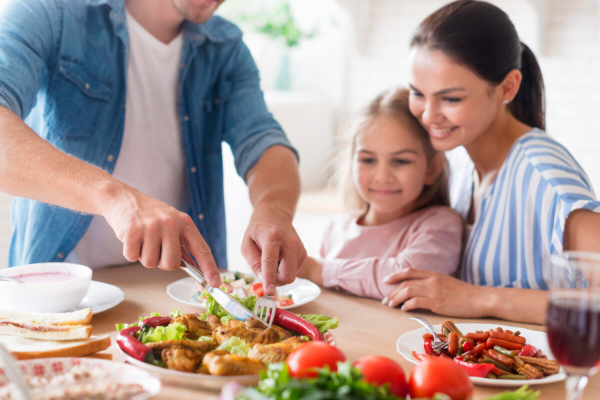 Πόσο σημαντικό είναι να τρώει η οικογένεια μαζί; 5 επιστημονικά αποδεδειγμένα οφέλη