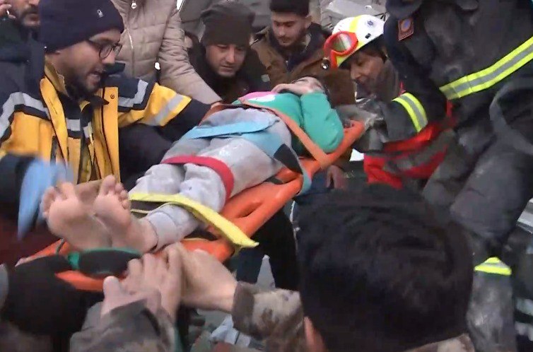 Συγκλονίζει η στιγμή διάσωσης 6χρονου κοριτσιού από την ΕΜΑΚ – Δεν τα κατάφερε η μικρή αδερφή του