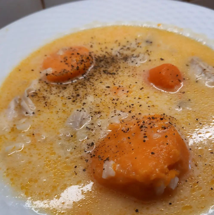 Συνταγή για ζεστή κοτόσουπα με γλυκοπατάτες από την food blogger Δήμητρα Γεωργάκιου