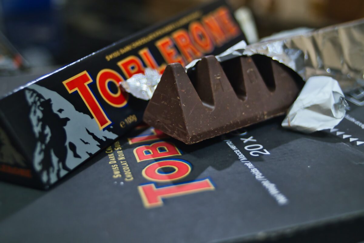 Toblerone: Τέλος εποχής για την διάσημη σοκολάτα – Γιατί αναγκάζεται να αλλάξει συσκευασία