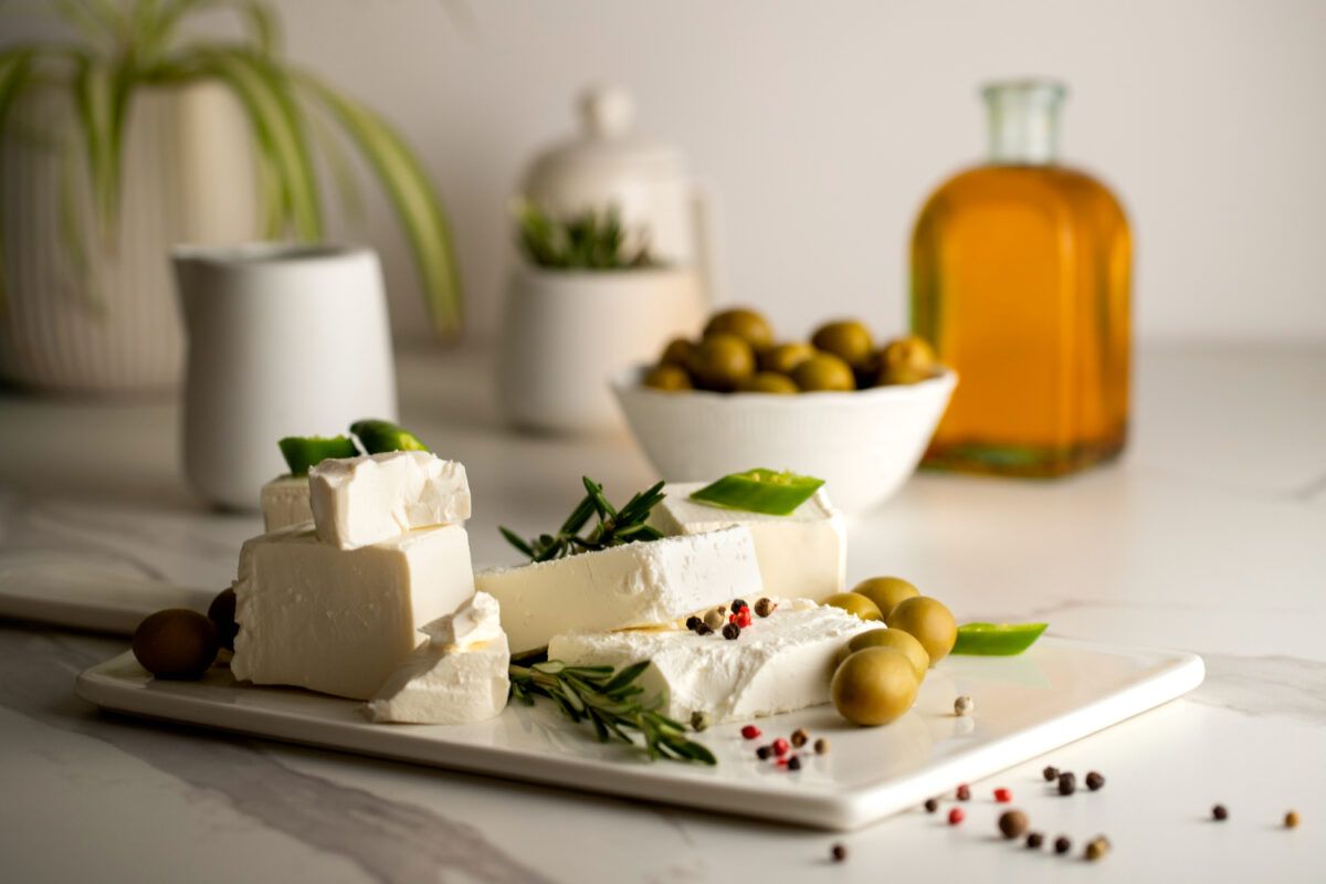Τα ξεχωριστά γευστικά τυριά της Ελλάδας – Από τη φέτα και τη γραβιέρα έως το Κρασσοτύρι και τη Σιτάκα