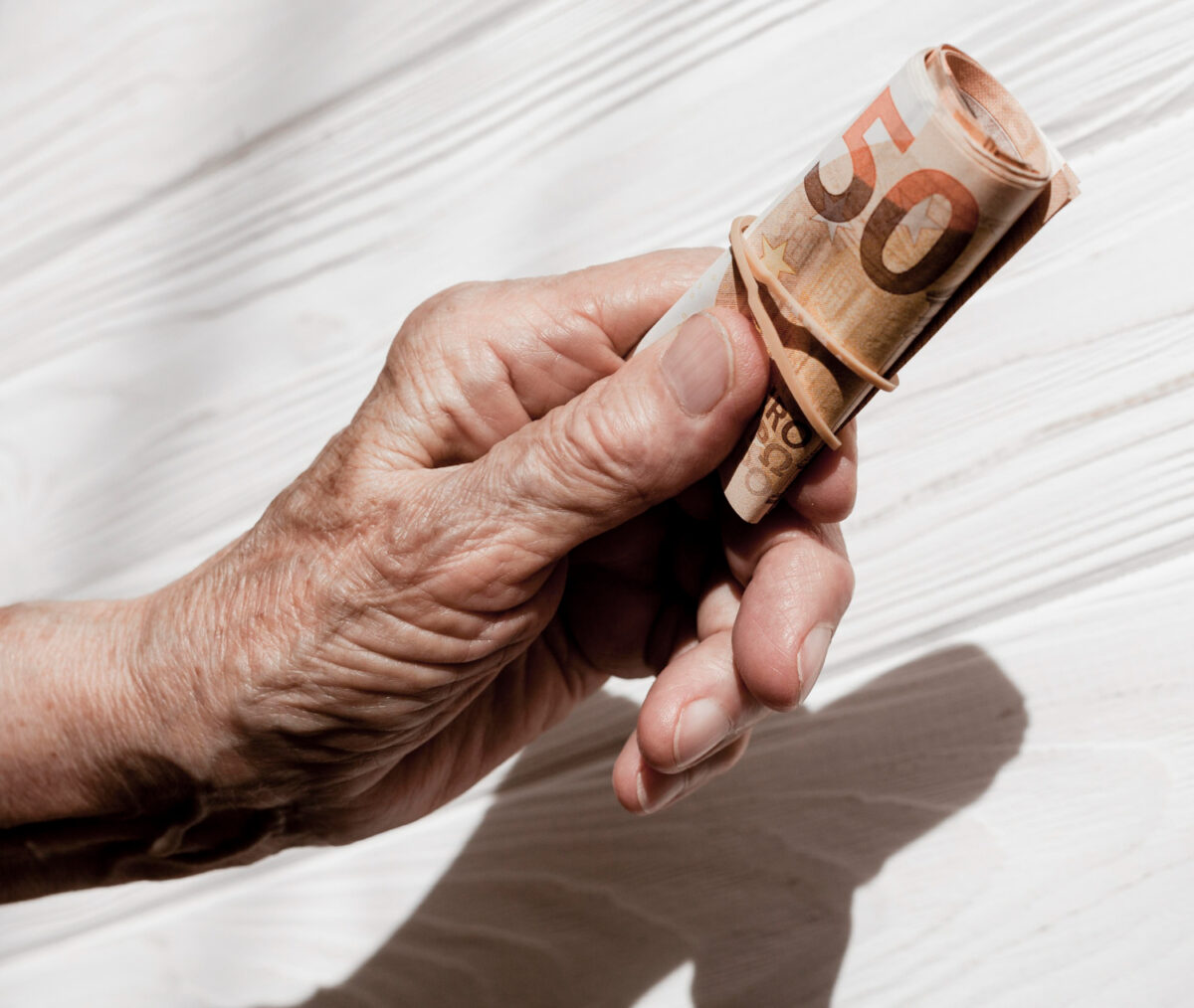 Συντάξεις Απριλίου: Ποιοι συνταξιούχοι πληρώνονται αύριο