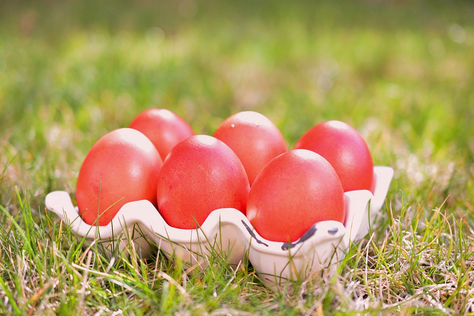 Πώς θα βάψετε κόκκινα τα αυγά με ξερά κρεμμύδια, παντζάρια και τσουκνίδες