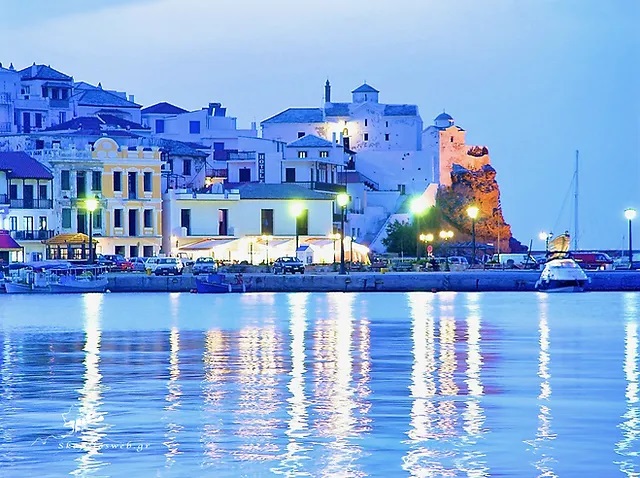 Το πανέμορφο, καταπράσινο ελληνικό νησί που αποθεώθηκε από τη βρετανική τηλεόραση