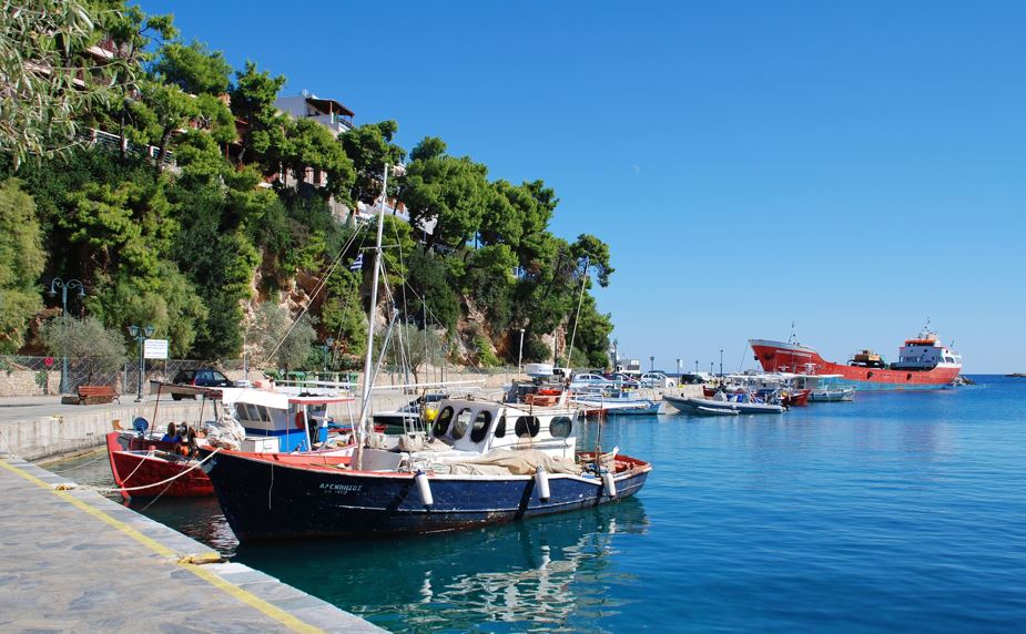 “Σαγηνεύει με τη δασώδη βλάστηση και την πηγαία ηρεμία”: Το ελληνικό νησί που αποθεώνει το National Geographic