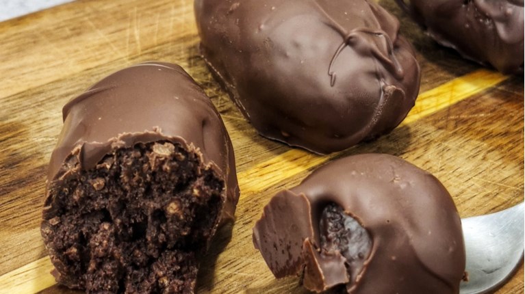 Πανεύκολα σοκολατάκια ψυγείου χωρίς ζάχαρη – Με 4 μόνο υλικά