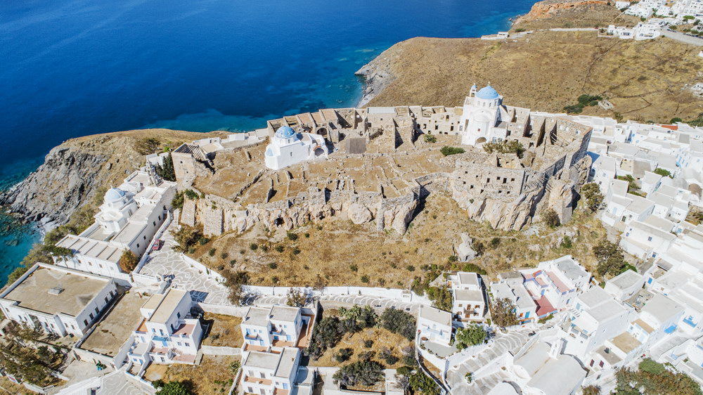 Η Le Figaro εξυμνεί το ελληνικό νησί των “χιλίων αποχρώσεων του μπλε”