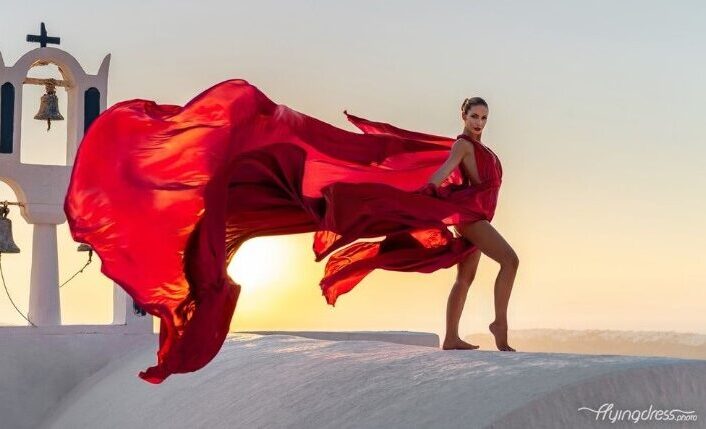 Οι φωτογραφίσεις με το «ιπτάμενο φόρεμα» που έκαναν viral τη Σαντορίνη