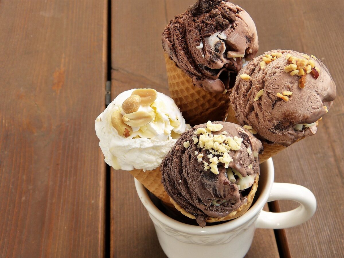 Συνταγή για σπιτικό παγωτό σοκολάτα με 2 μόνο υλικά και χωρίς ζάχαρη
