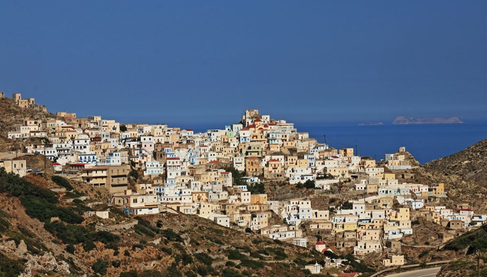 “Γαλανόλευκα χωριά, μαγικά ηλιοβασιλέματα” – Το ελληνικό νησί μέσα στα 8 καλύτερα της Ευρώπης